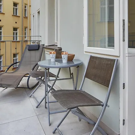 Sleek In Old Town By Days Apartment